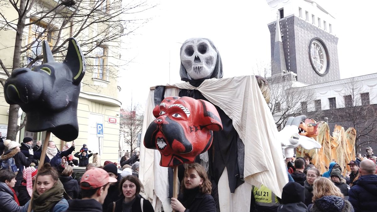 Oslavy masopustu v Praze lákají na hodování i průvody v maskách